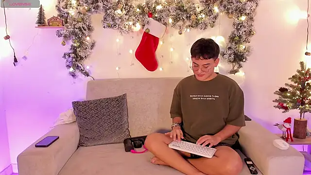 Snapshot of Young_Ben chatting on 4, 12, 2025 Young Ben online show from 4, 12, 2025