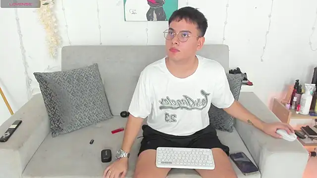 Snapshot of Young_Ben chatting on 8, 6, 2026 Young Ben online show from 8, 6, 2026