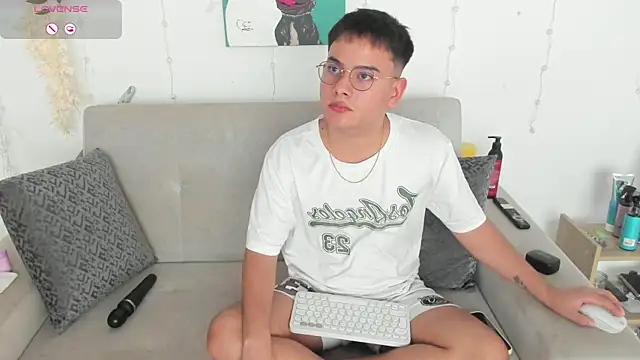 Snapshot of Young_Ben chatting on 6, 7, 2026 Young Ben online show from 6, 7, 2026