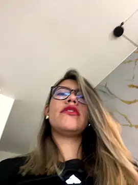 Snapshot of sara_calderon chatting on 12, 9, 2025 sara calderon online show from 12, 9, 2025