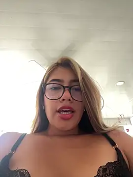 Snapshot of sara_calderon chatting on 11, 10, 2025 sara calderon online show from 11, 10, 2025