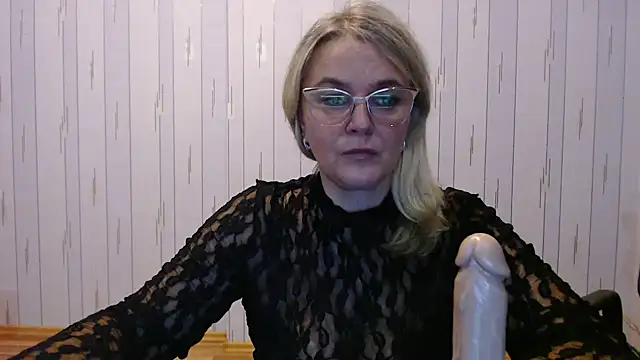 Snapshot of EleanoraDream chatting on 13, 10, 2025 EleanoraDream online show from 13, 10, 2025
