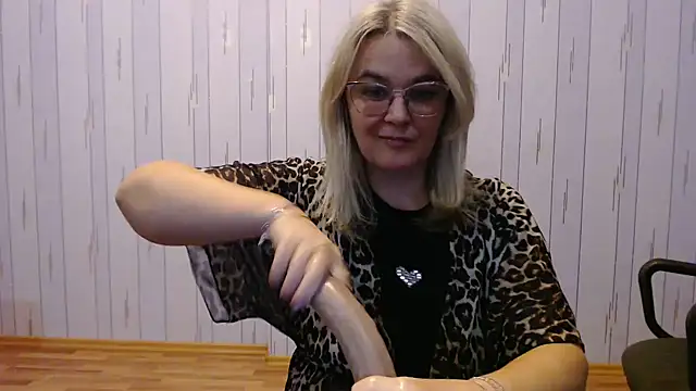 Snapshot of EleanoraDream chatting on 7, 11, 2025 EleanoraDream online show from 7, 11, 2025