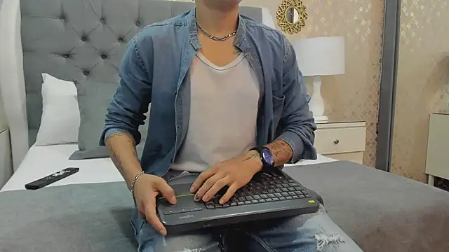 Snapshot of ZoeKrug chatting on 12, 9, 2025 ZoeKrug online show from 12, 9, 2025