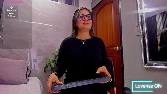 Snapshot of Agatha_Pleasure chatting on 9, 9, 2025 Agatha Pleasure online show from 9, 9, 2025