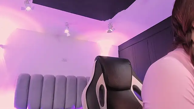 Snapshot of AlliceLover chatting on 15, 12, 2025 AlliceLover online show from 15, 12, 2025