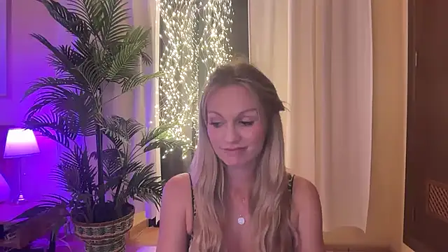 Snapshot of Isabella_kiko chatting on 24, 10, 2025 Isabella kiko online show from 24, 10, 2025