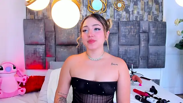 Snapshot of PatyLawrence chatting on 25, 10, 2025 PatyLawrence online show from 25, 10, 2025