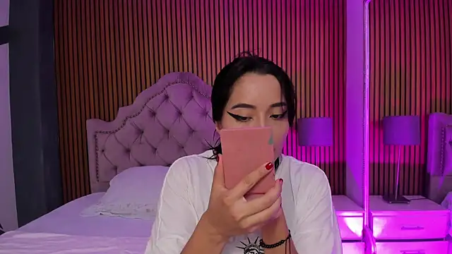 Starbutterflyy  online show from 4, 11, 2025