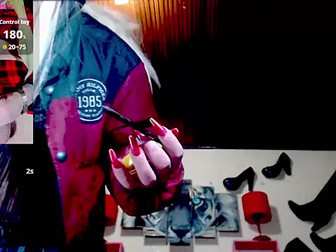 Snapshot of blondehot5v chatting on 25, 9, 2025 blondehot5v online show from 25, 9, 2025