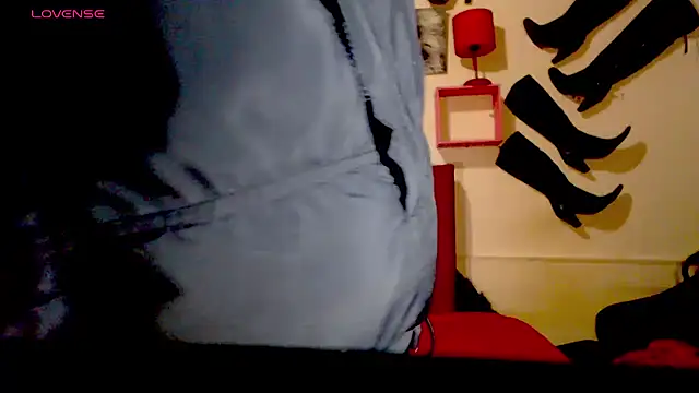 Snapshot of blondehot5v chatting on 27, 10, 2025 blondehot5v online show from 27, 10, 2025