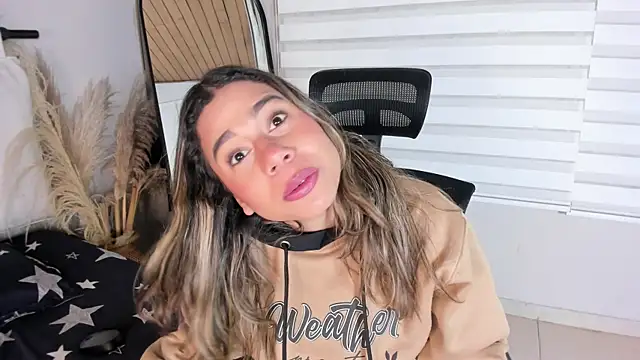 Snapshot of Rachell_criss chatting on 5, 11, 2025 Rachell criss online show from 5, 11, 2025