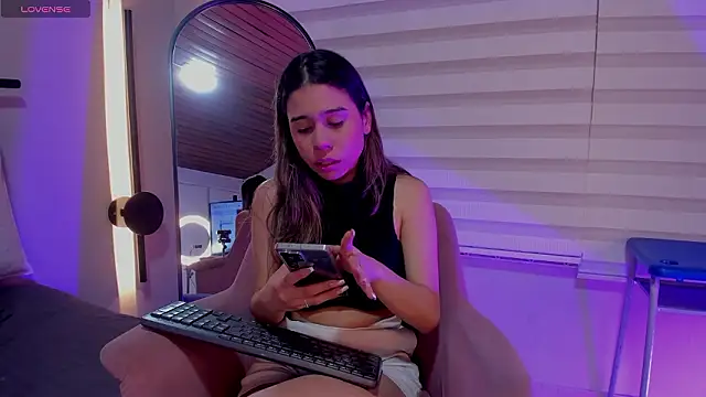 Snapshot of Rachell_criss chatting on 4, 3, 2026 Rachell criss online show from 4, 3, 2026