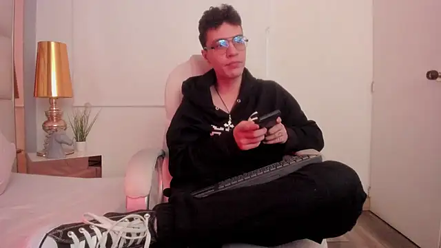 Snapshot of dark_sun302 chatting on 12, 11, 2025 dark sun302 online show from 12, 11, 2025