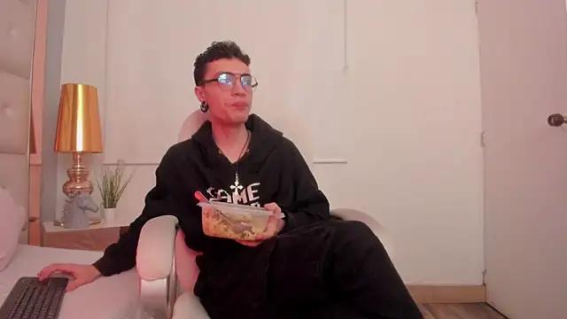 Snapshot of dark_sun302 chatting on 13, 11, 2025 dark sun302 online show from 13, 11, 2025