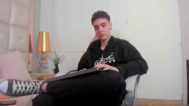 Snapshot of dark_sun302 chatting on 4, 12, 2025 dark sun302 online show from 4, 12, 2025