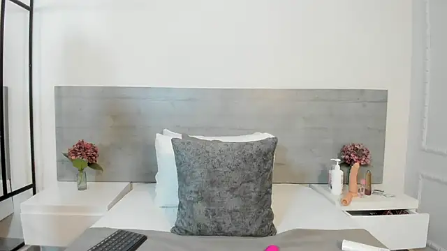 Snapshot of sunnyWhitee chatting on 11, 10, 2025 sunnyWhitee online show from 11, 10, 2025