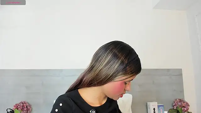 sunnyWhitee online show from 15, 4, 2026