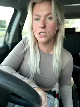 Snapshot of Charleigh_xx chatting on 9, 9, 2025 Charleigh xx online show from 9, 9, 2025