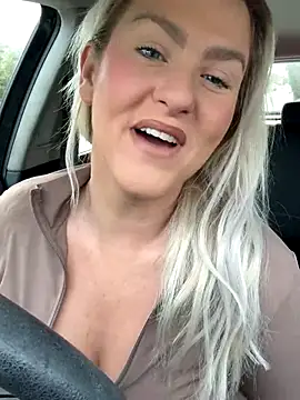 Snapshot of Charleigh_xx chatting on 4, 10, 2025 Charleigh xx online show from 4, 10, 2025