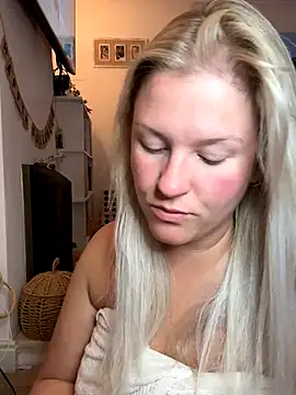 Snapshot of Charleigh_xx chatting on 7, 10, 2025 Charleigh xx online show from 7, 10, 2025