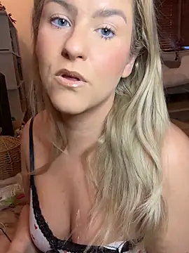 Snapshot of Charleigh_xx chatting on 17, 10, 2025 Charleigh xx online show from 17, 10, 2025