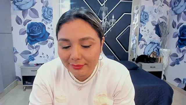 LatinaHoleQueen online show from 15, 10, 2025