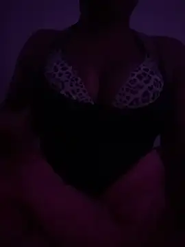 Snapshot of th33h0neyb33 chatting on 14, 12, 2025 th33h0neyb33 online show from 14, 12, 2025