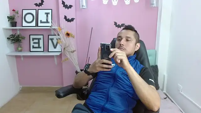 Snapshot of ColombiaStrip chatting on 30, 10, 2025 ColombiaStrip online show from 30, 10, 2025