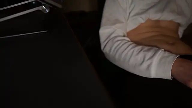 riku velvet online show from 15, 4, 2026