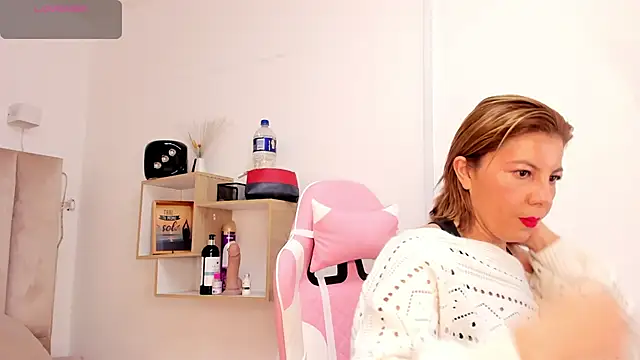 Clhoe Johnson online show from 6, 10, 2025