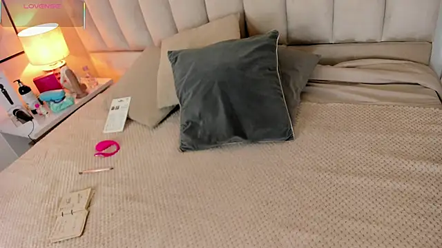 Clhoe Johnson online show from 30, 10, 2025