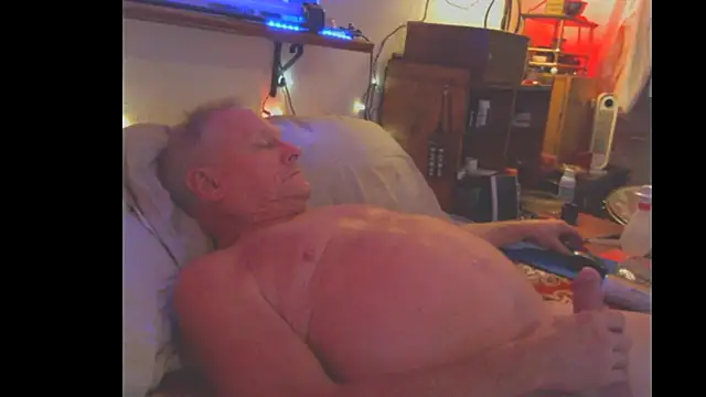 Snapshot of Pussyeat2please chatting on 9, 10, 2025 Pussyeat2please online show from 9, 10, 2025