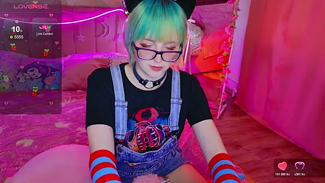 Snapshot of CoralineYoung chatting on 17, 5, 2026 CoralineYoung online show from 17, 5, 2026