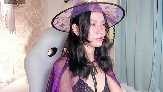 Snapshot of LilyThea chatting on 31, 10, 2025 LilyThea online show from 31, 10, 2025