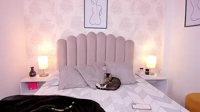 ShaynaHosk online show from 8, 9, 2025