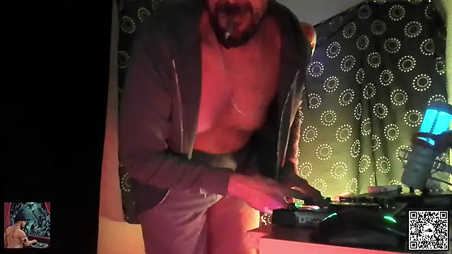 Snapshot of DjDiCKmannOnE chatting on 18, 10, 2025 DjDiCKmannOnE online show from 18, 10, 2025