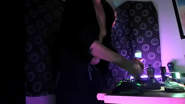 Snapshot of DjDiCKmannOnE chatting on 29, 11, 2025 DjDiCKmannOnE online show from 29, 11, 2025