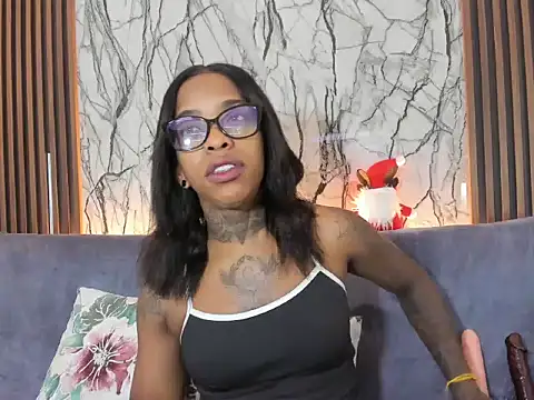 Snapshot of Pauline_Fox chatting on 4, 12, 2025 Pauline Fox online show from 4, 12, 2025