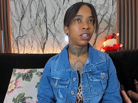 Snapshot of Pauline_Fox chatting on 14, 12, 2025 Pauline Fox online show from 14, 12, 2025