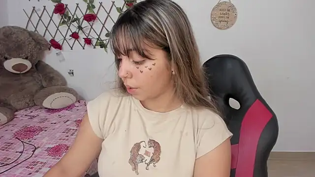 Snapshot of emma_grays2 chatting on 20, 11, 2025 emma grays2 online show from 20, 11, 2025