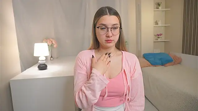 Snapshot of DarelleFaux chatting on 29, 11, 2025 DarelleFaux online show from 29, 11, 2025