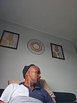 Snapshot of mojaymort chatting on 10, 9, 2025 mojaymort online show from 10, 9, 2025