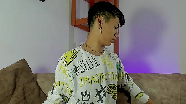 LoganTwink18 online show from 2, 11, 2025