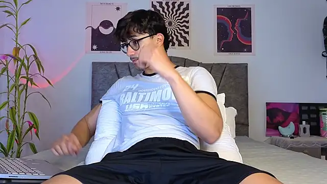 Snapshot of LatinReall chatting on 5, 12, 2025 LatinReall online show from 5, 12, 2025