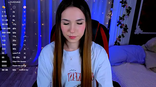 Snapshot of -CindyLou chatting on 11, 9, 2025 -CindyLou online show from 11, 9, 2025