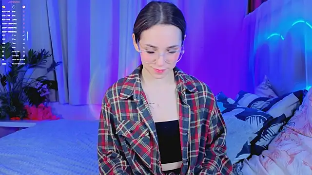 Snapshot of -CindyLou chatting on 22, 11, 2025 -CindyLou online show from 22, 11, 2025