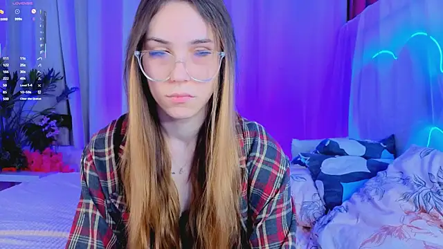 Snapshot of -CindyLou chatting on 30, 11, 2025 -CindyLou online show from 30, 11, 2025