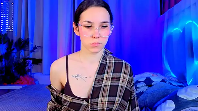 Snapshot of -CindyLou chatting on 21, 12, 2025 -CindyLou online show from 21, 12, 2025