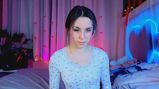 Snapshot of -CindyLou chatting on 7, 1, 2026 -CindyLou online show from 7, 1, 2026